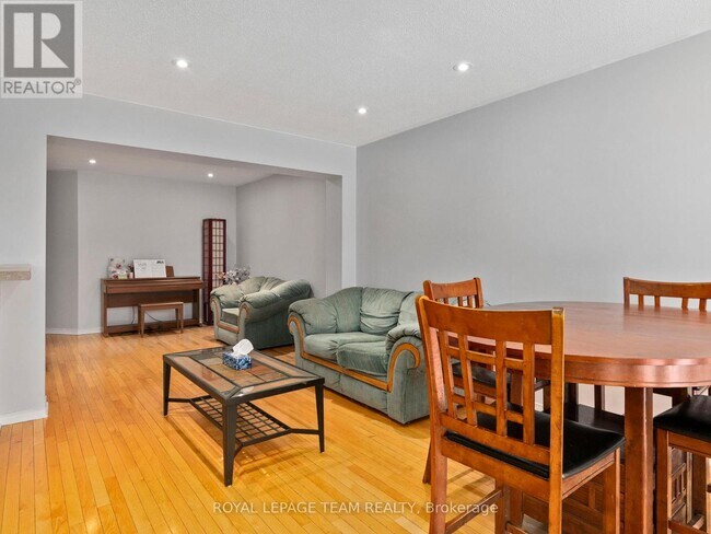 Photo du bâtiment - 185 Deercroft Ave