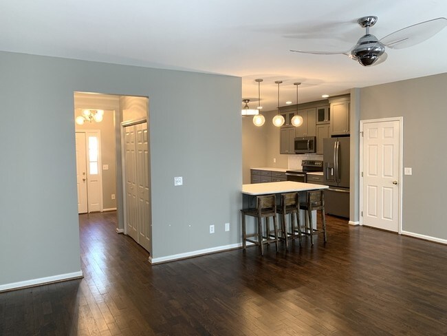 Building Photo - 2 Bed/ 2 Bath Townhome near Lake Purdy
