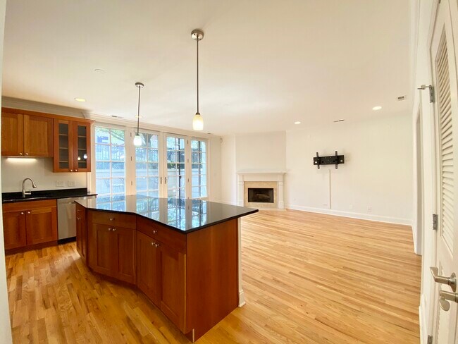 Building Photo - 3717 N Wilton Ave