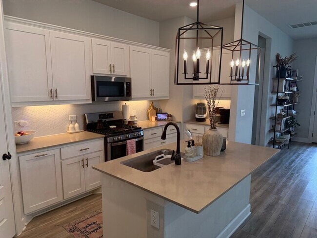 Foto del edificio - Stylish 3BR 2BA Home w/ Community Pool+ Park + Fenced Yard + Covered Patio in South Austin