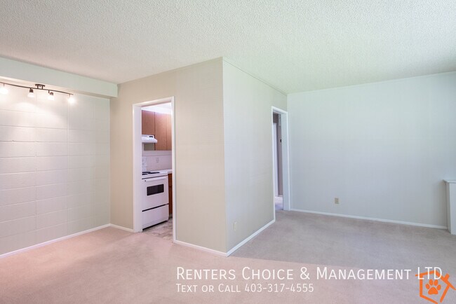 Photo du bâtiment - Main Floor Unit Secured Entry, Elevator, Gas & Water Included