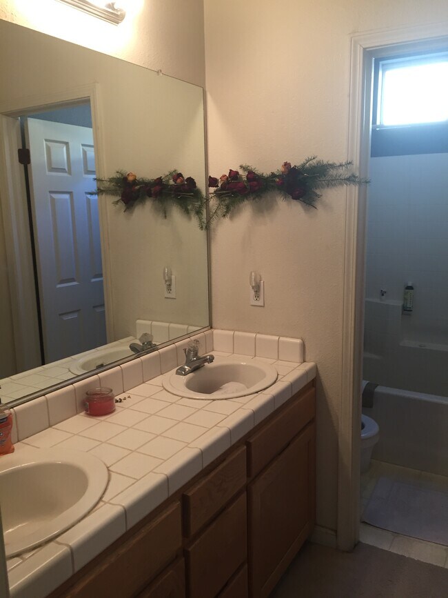 Foto del edificio - 784 Whitehall Ct