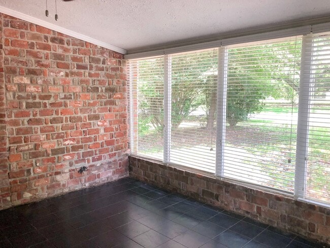 Building Photo - 802 S Texas St