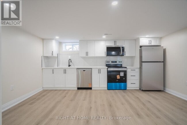 Photo du bâtiment - 809 Helen Crescent