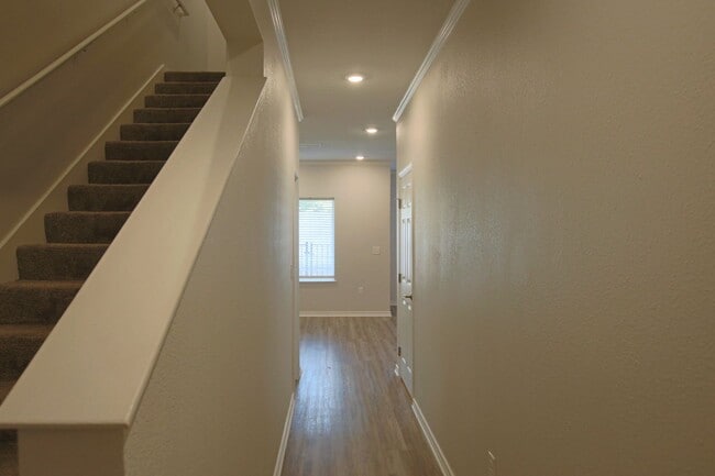 Building Photo - Stunning 2 Bed 2.5 Bath 1 Car Garage Townhome in Tyler!
