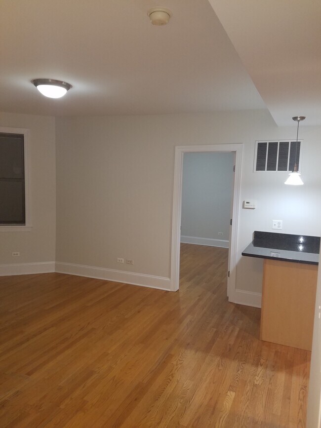 Foto del edificio - 7637 N Greenview Ave