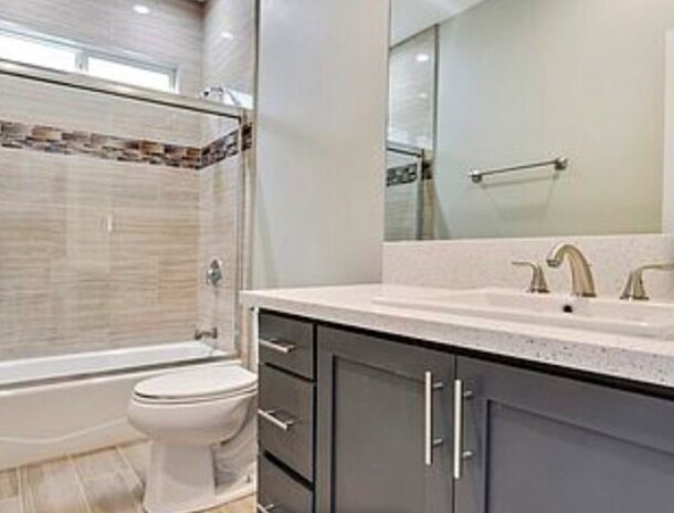 Baños modernos y espaciosos - 11031 S Burin Ave