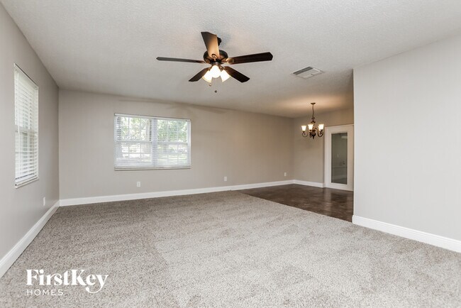 Foto del edificio - 5321 Hillside Dr
