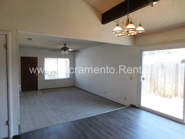 Building Photo - Orangevale 2bd/1ba Duplex with Garage