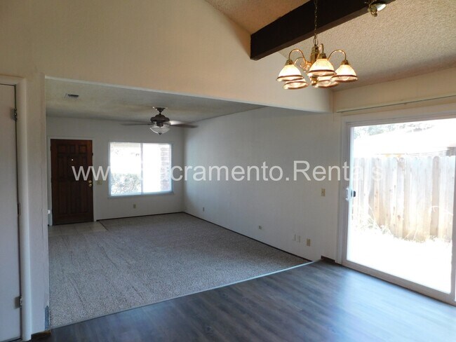 Foto del edificio - Orangevale 2bd/1ba Duplex with Garage