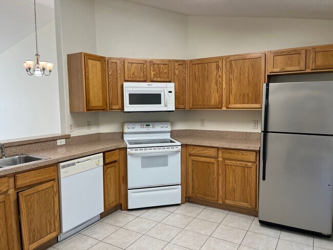 Building Photo - Cute 3 bedroom, 2 bathroom duplex