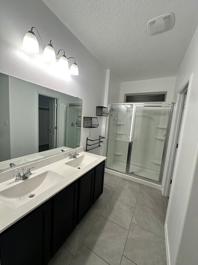 Foto del edificio - 1830 Goldenflare Loop NE