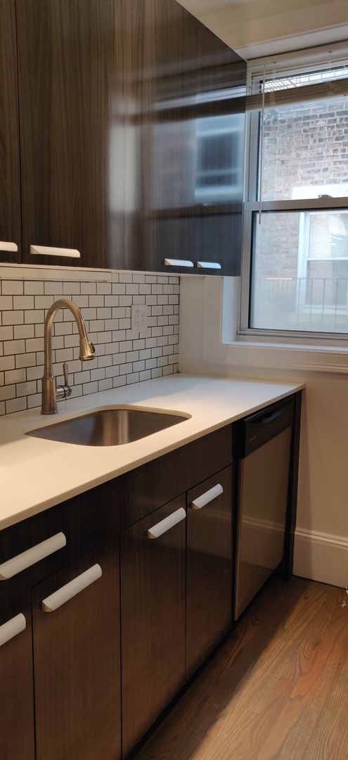 Foto del edificio - No Security Deposit, In-Unit Washer and Dryer, Heat, Hot Water Included