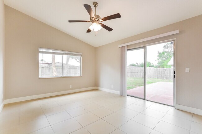 Foto del edificio - 8431 Alveron Ave