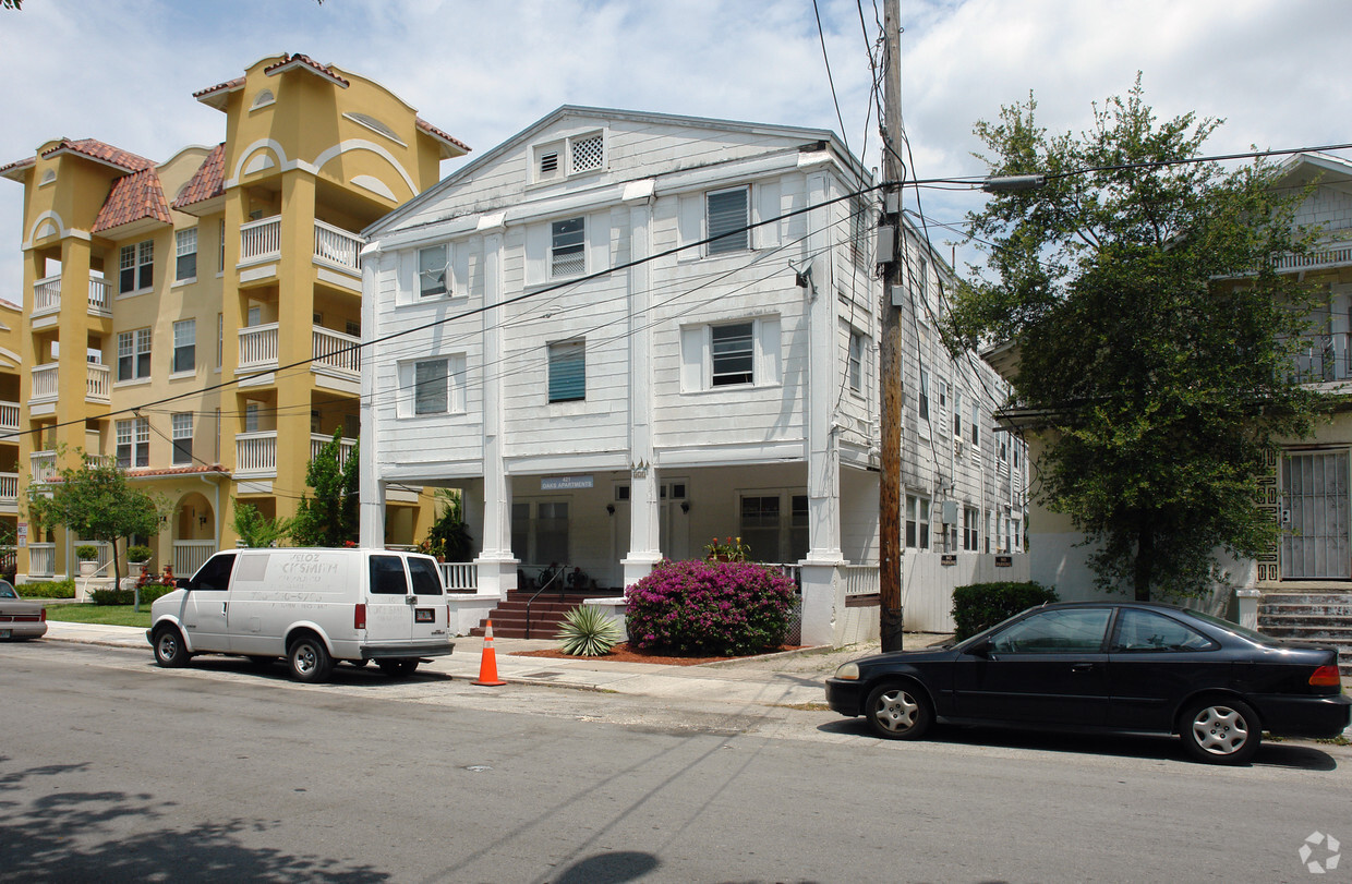 Primary Photo - Oaks Apartments