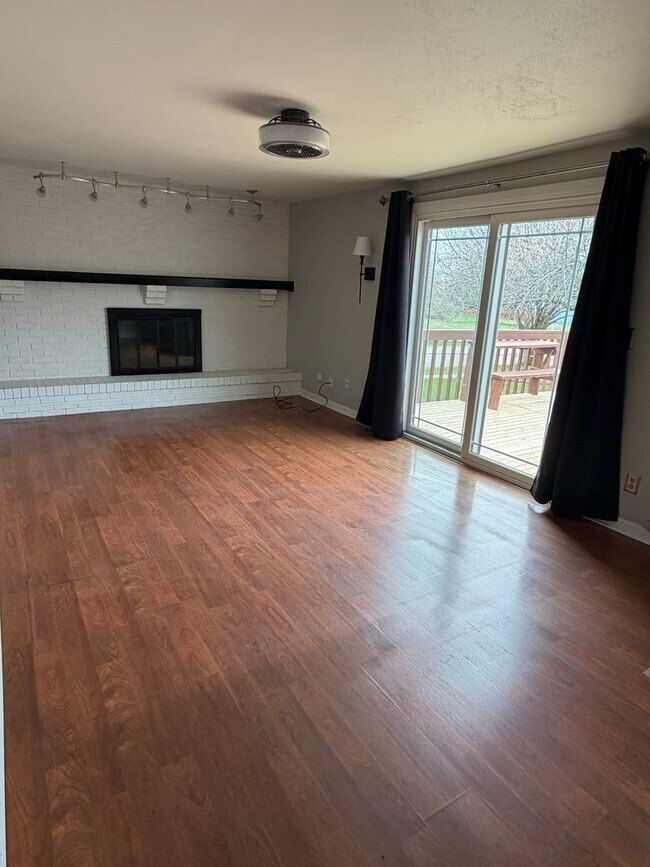 Foto del edificio - Great Four Bedroom Huber Home