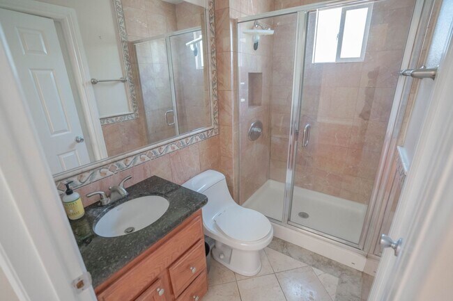 Foto del edificio - COMING SOON! Double Primary Bedroom Home in Los Feliz.