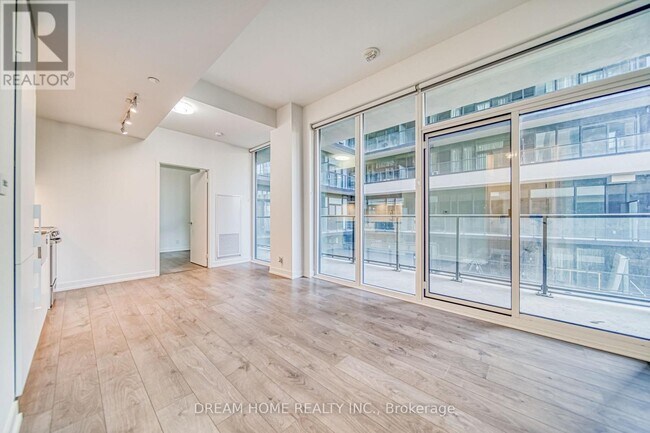 Building Photo - 270 Dufferin St