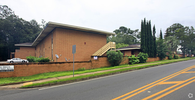 Building Photo - Great apartment near West Tennessee