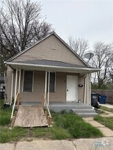 Building Photo - 1614 Pinewood Ave