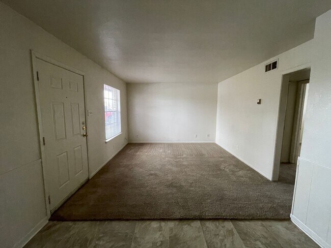 Building Photo - 228 Hold St