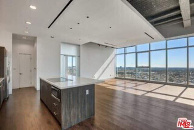 Building Photo - 1480 Vine St