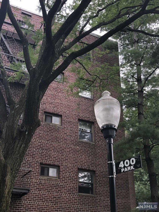 Primary Photo - 400 Park Pl