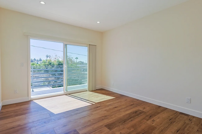 Building Photo - 2806 S Palm Grove Ave