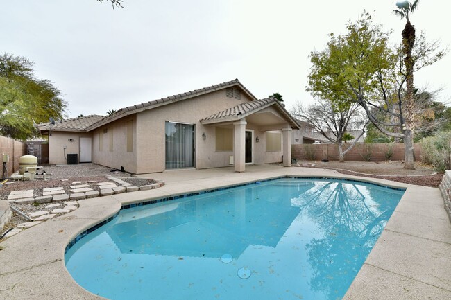 Foto del edificio - 1 Story with POOL