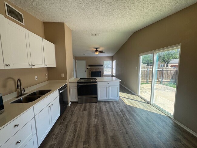 Building Photo - MOVE IN READY 3/2 LOCATED INSIDE 1604/CULE...
