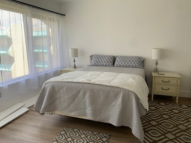 Bedroom with en suite - 955 Palm View Dr