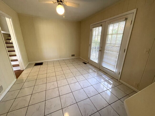 Building Photo - 5br House off S. Milledge (Available now for short term lease)