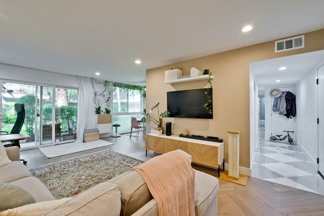 Building Photo - Ground Floor Remodeled 2 Bed 1 Bath Condo ...