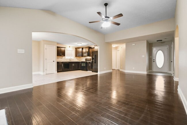 Building Photo - Pet Friendly Three Bedroom!