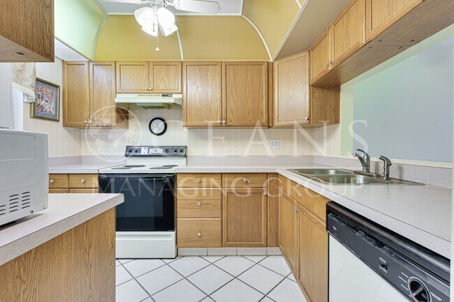 Foto del edificio - Spacious Condo with utilities included! Lo...