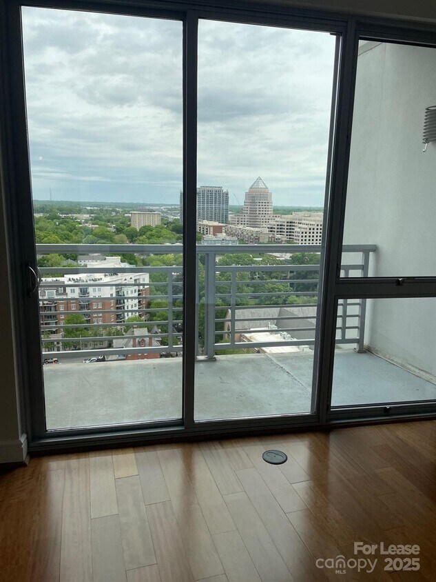 Foto principal - 333 W Trade St