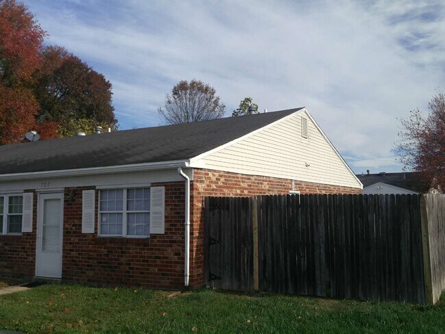 Building Photo - 720 Pine Creek Ln