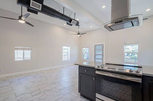 Foto del edificio - 835 E 8th St