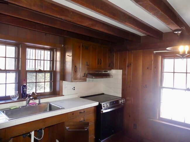 Building Photo - 82 River Rd