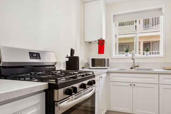 Foto del edificio - Charming 1 Bedroom Condo Just Blocks from the Beach!