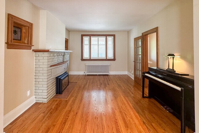 Photo du bâtiment - 48 Lawrence Ave W