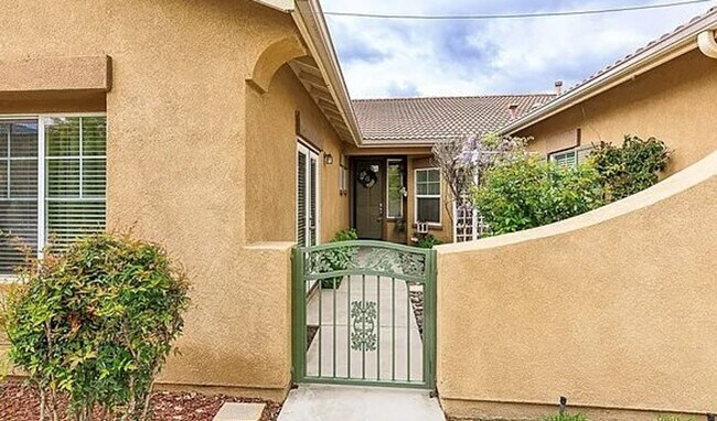 Building Photo - Beautiful Single-Story  4 Bed / 3 Bath Hom...