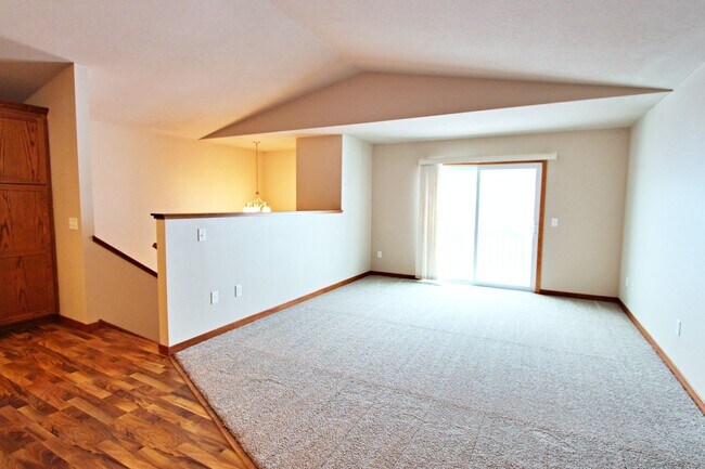 Building Photo - 4 Bedroom Townhome!