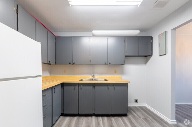 2 chambres, 1 salle de bain - Cuisine - 60 River Rd E