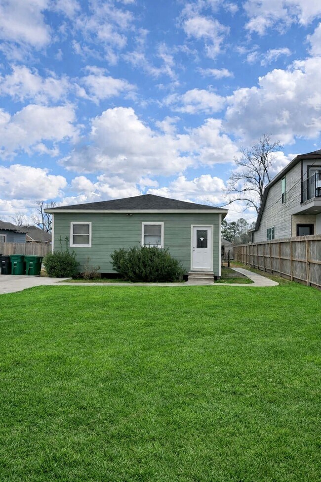 Foto del edificio - 8704 Lanewood Dr