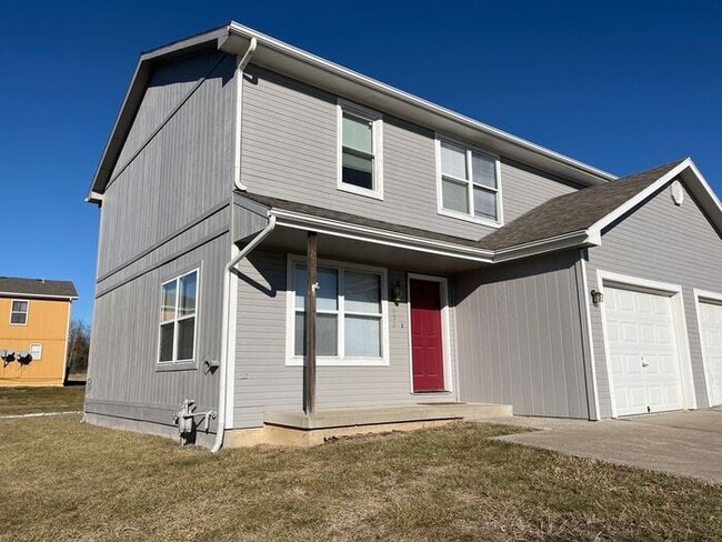Building Photo - Spacious duplex in Liberty!
