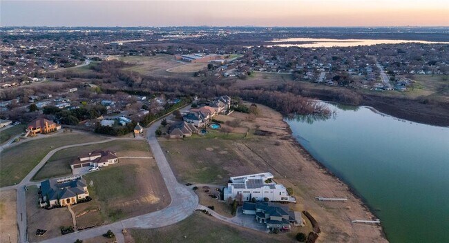 Building Photo - 7242 Waters Edge Dr