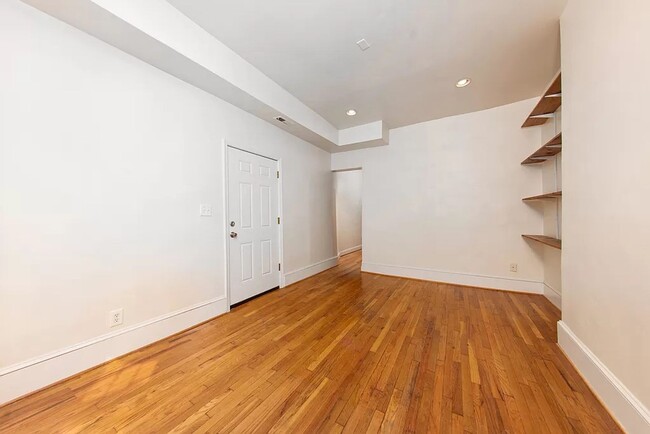 Foto del edificio - Charming 2br/1ba Near U St/Shaw with Parking!