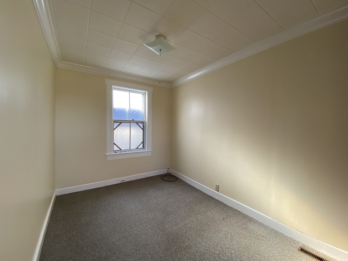 Back bedroom apartment B - 19 South St