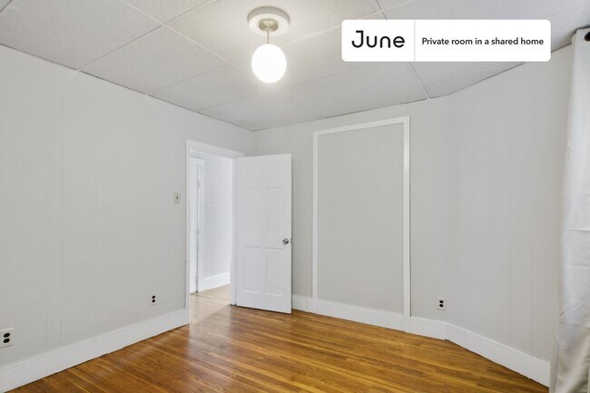 Foto del edificio - Private bedroom in 4 bed/1 bath Home